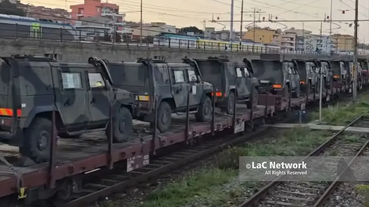 Convoglio militare attraversa la stazione di Villa San Giovanni: il video sui social mentre cresce l’allerta per la crisi Usa-Iran\n