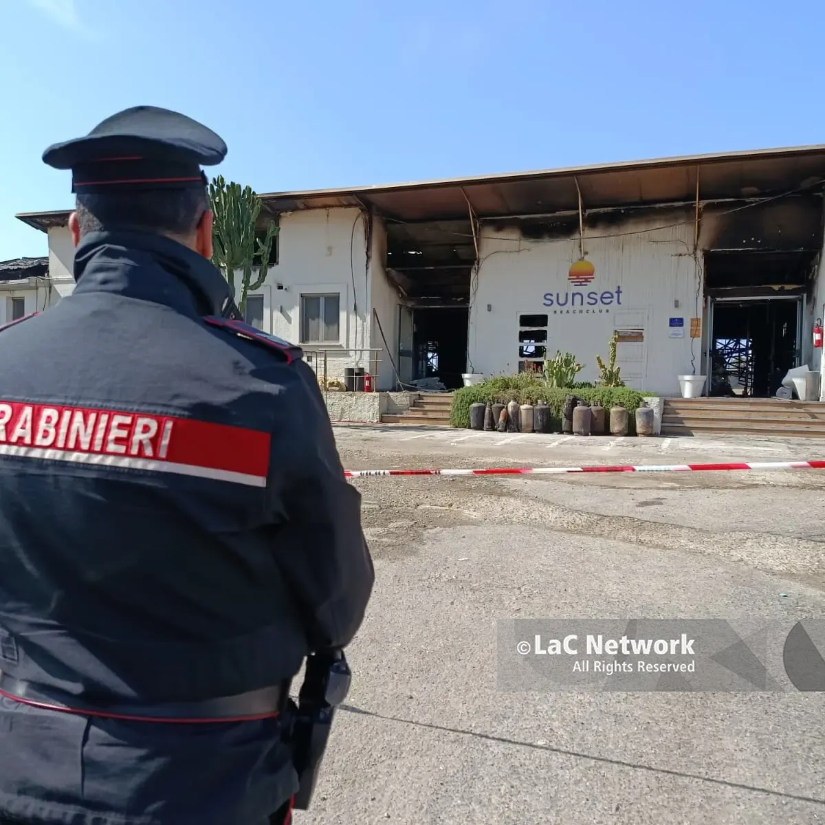 <p>La comunità vicina ai proprietari del locale distrutto dalle fiamme a Palmi: «Vostro dolore è quello dell’intera città»</p>