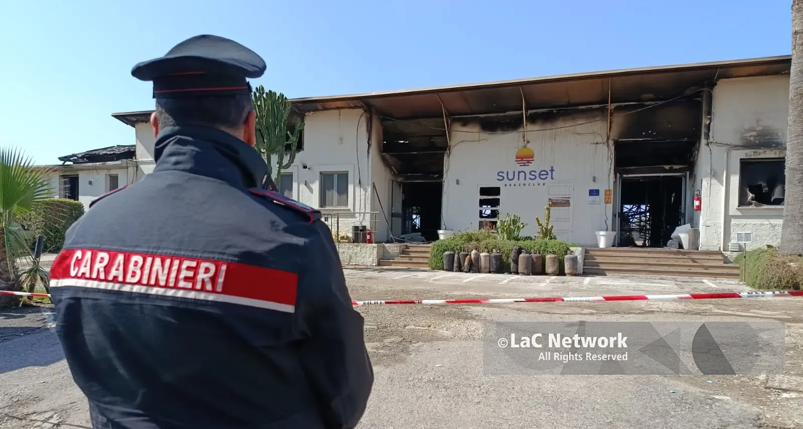 La comunità vicina\u00A0ai proprietari del locale distrutto dalle fiamme a Palmi: «Vostro dolore è quello dell’intera città»\n\n\n