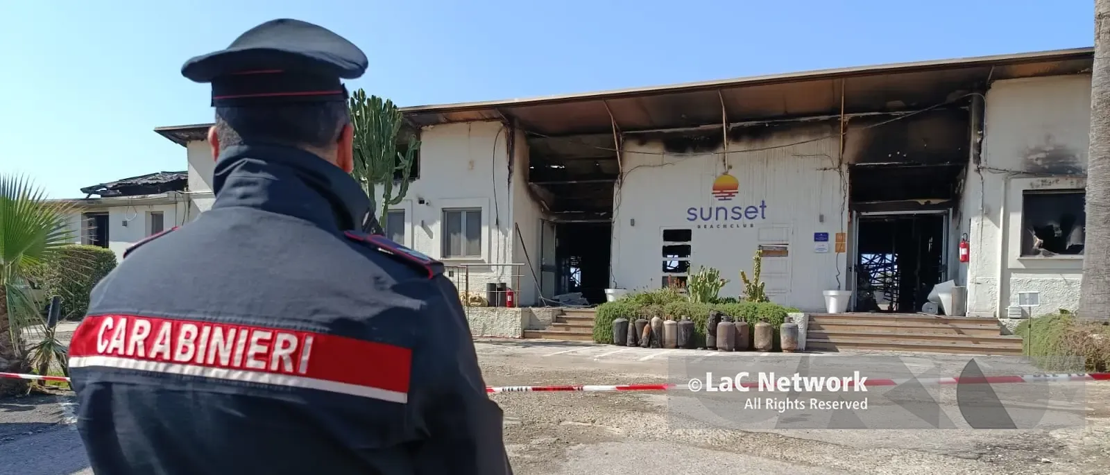 La comunità vicina\u00A0ai proprietari del locale distrutto dalle fiamme a Palmi: «Vostro dolore è quello dell’intera città»\n\n\n