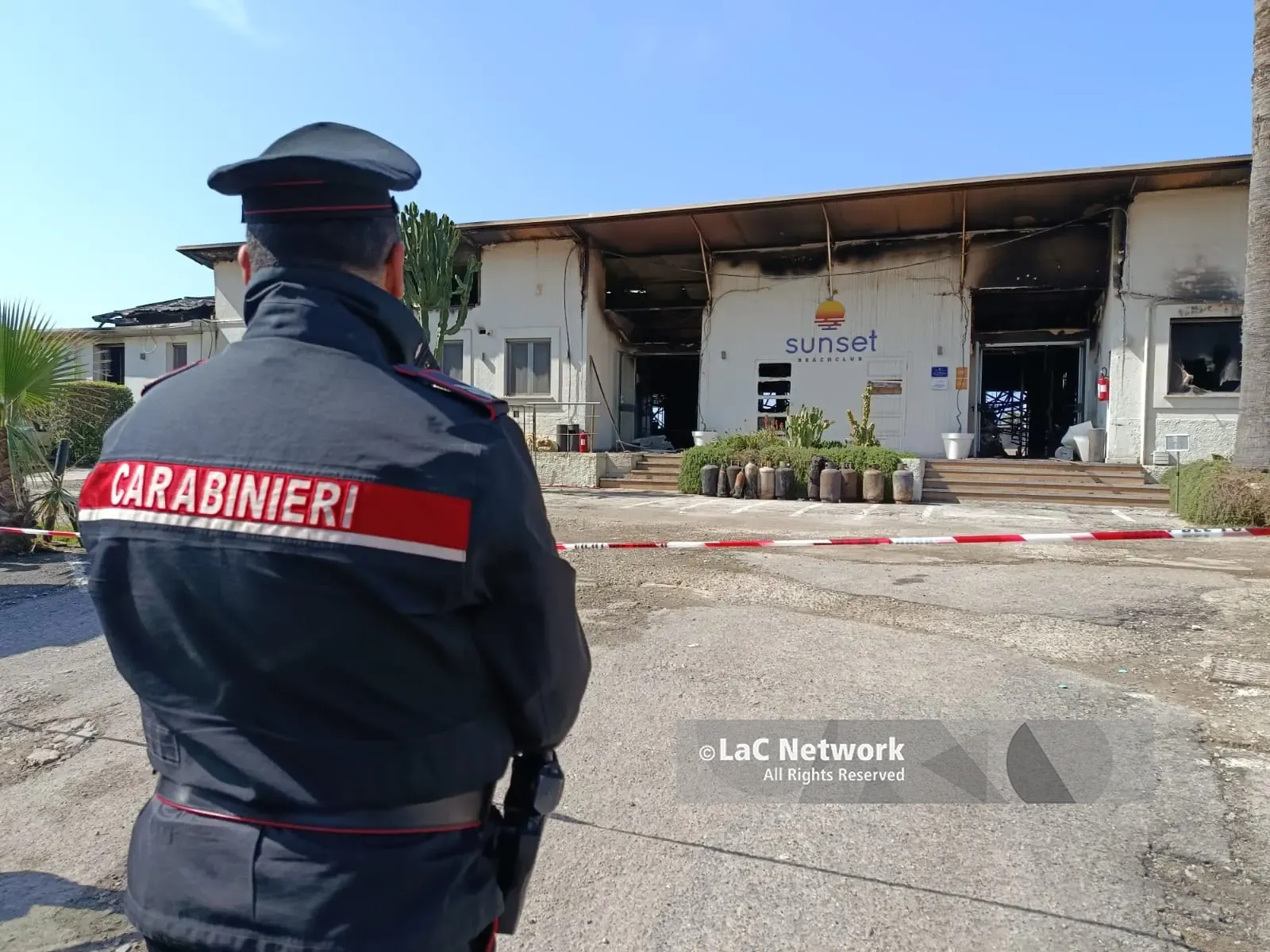 La comunità vicina ai proprietari del locale distrutto dalle fiamme a Palmi: «Il vostro dolore è quello dell’intera città»