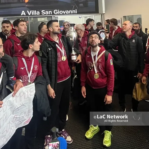 <p>Coppa Italia A3 alla Domotek: festa amaranto e accoglienza da trionfo in aeroporto a Reggio</p><p> </p>