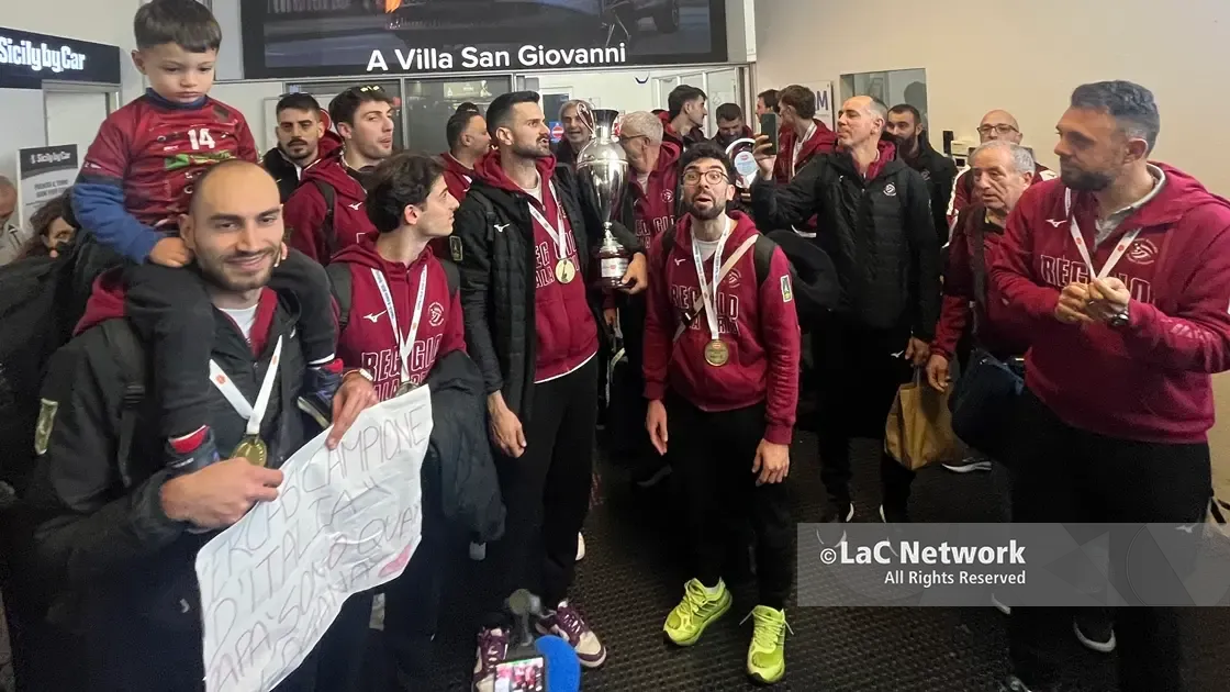 Reggio Calabria conquista la sua prima coppa Italia A3 con la Domotek: cori festosi in aeroporto per accogliere i campioni\n