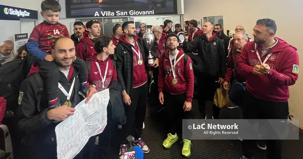 Reggio Calabria conquista la sua prima coppa Italia A3 con la Domotek: cori festosi in aeroporto per accogliere i campioni\n