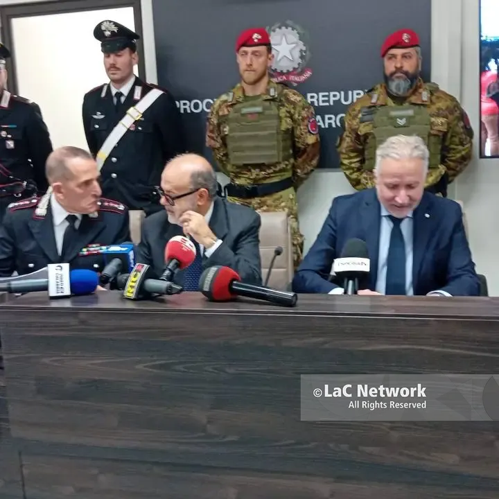 «Dal carcere gestivano estorsioni e narcotraffico»: i dettagli dell’operazione Libeccio che ha portato a 19 arresti\n