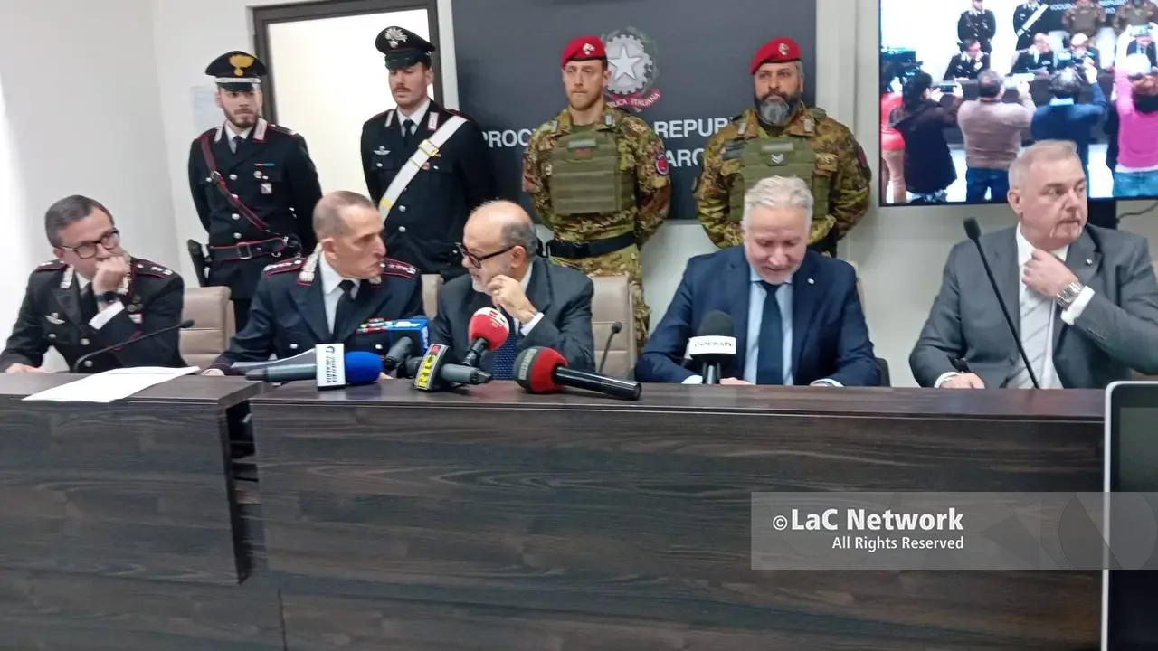 «Dal carcere gestivano estorsioni e narcotraffico»: i dettagli dell’operazione Libeccio che ha portato a 19 arresti\n