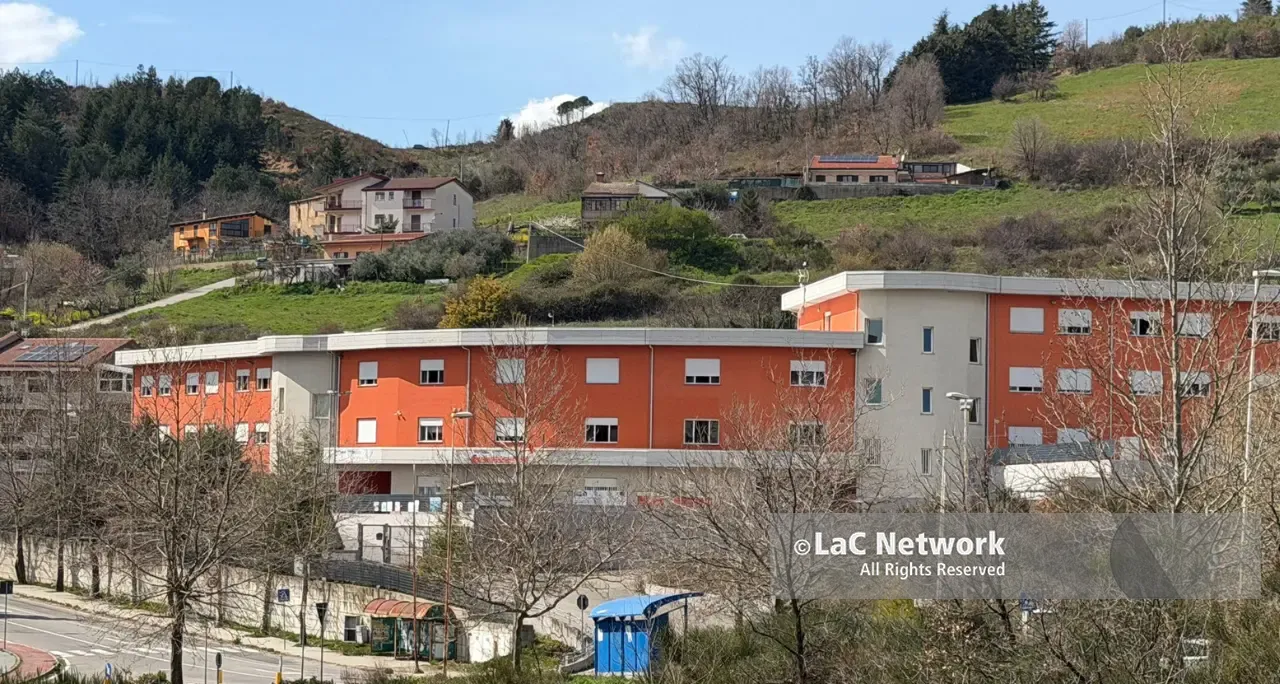 <p>Fuga di idrogeno solforato all’Ipsia-Iti di Acri, tre persone in ospedale e scuola chiusa per bonifica</p>