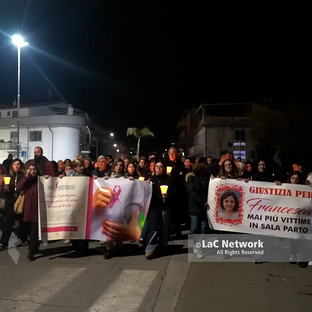 Una fiaccolata per\u00A0Francesca Nepita, la comunità di Scalea sfila in corteo