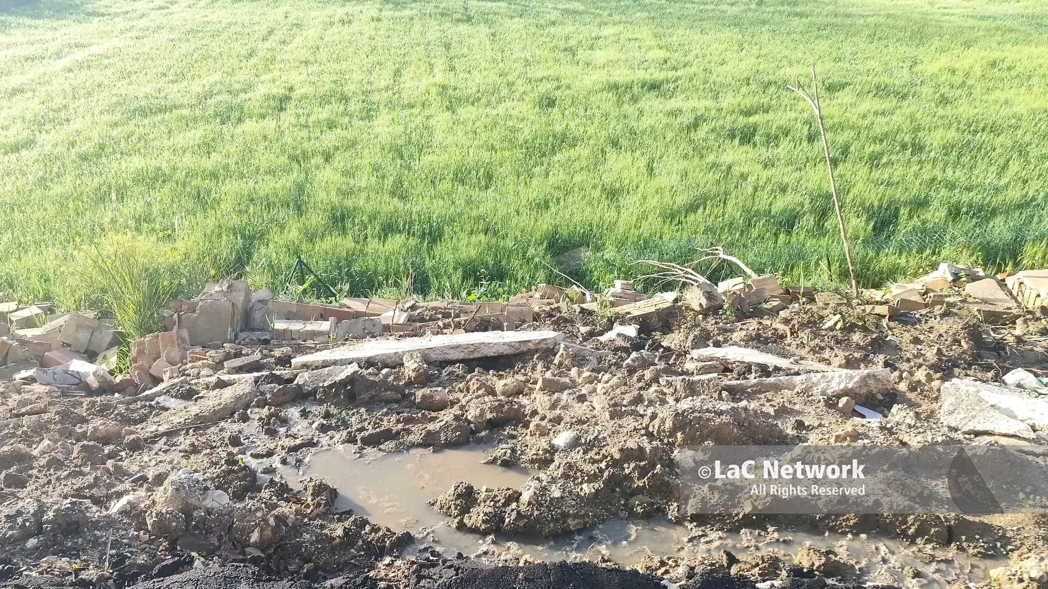 <p>Lo scarico fognario a cielo aperto dopo il crollo in via Coltura a Mileto</p>\\n