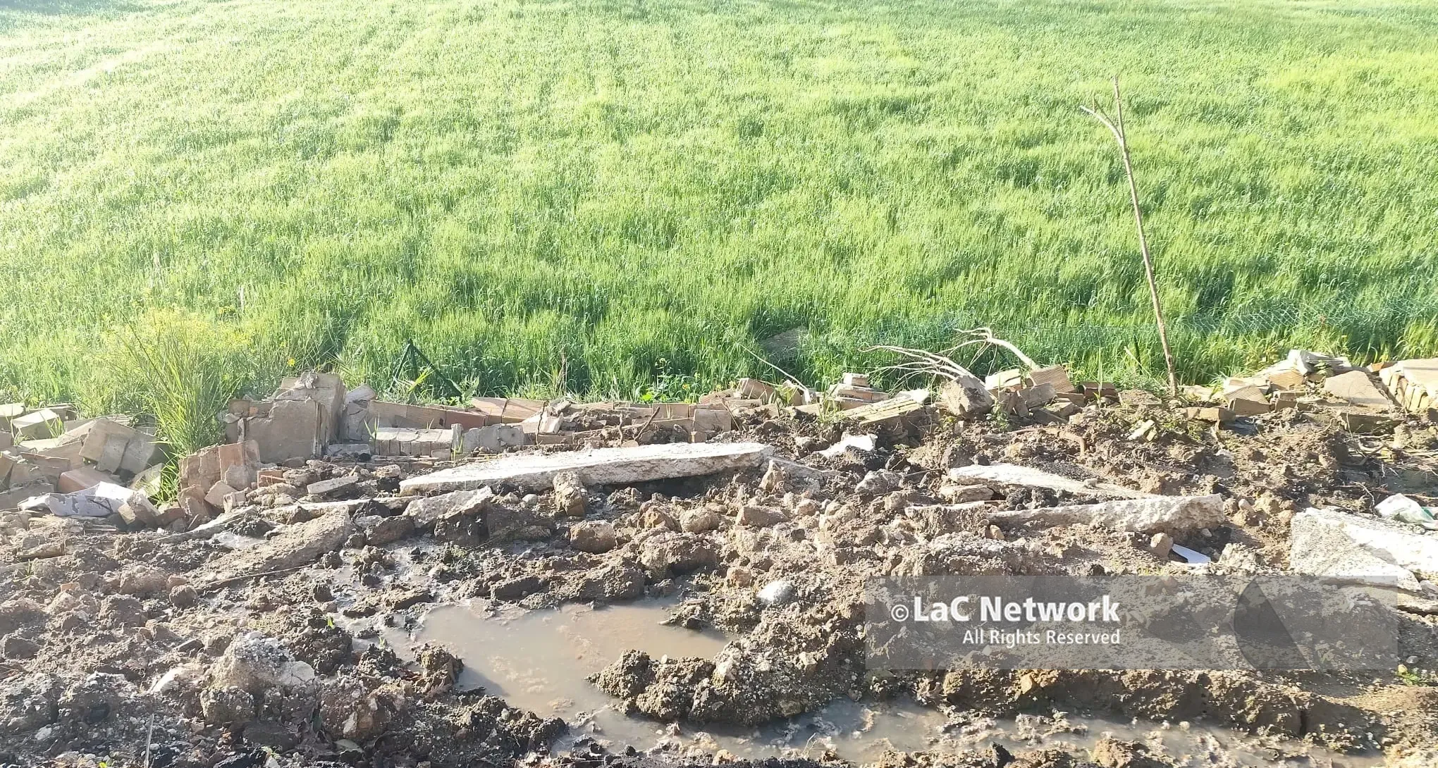 Crollo in via Coltura a Mileto, dal mese di gennaio la rete fognaria continua a scaricare a cielo aperto\u00A0\n