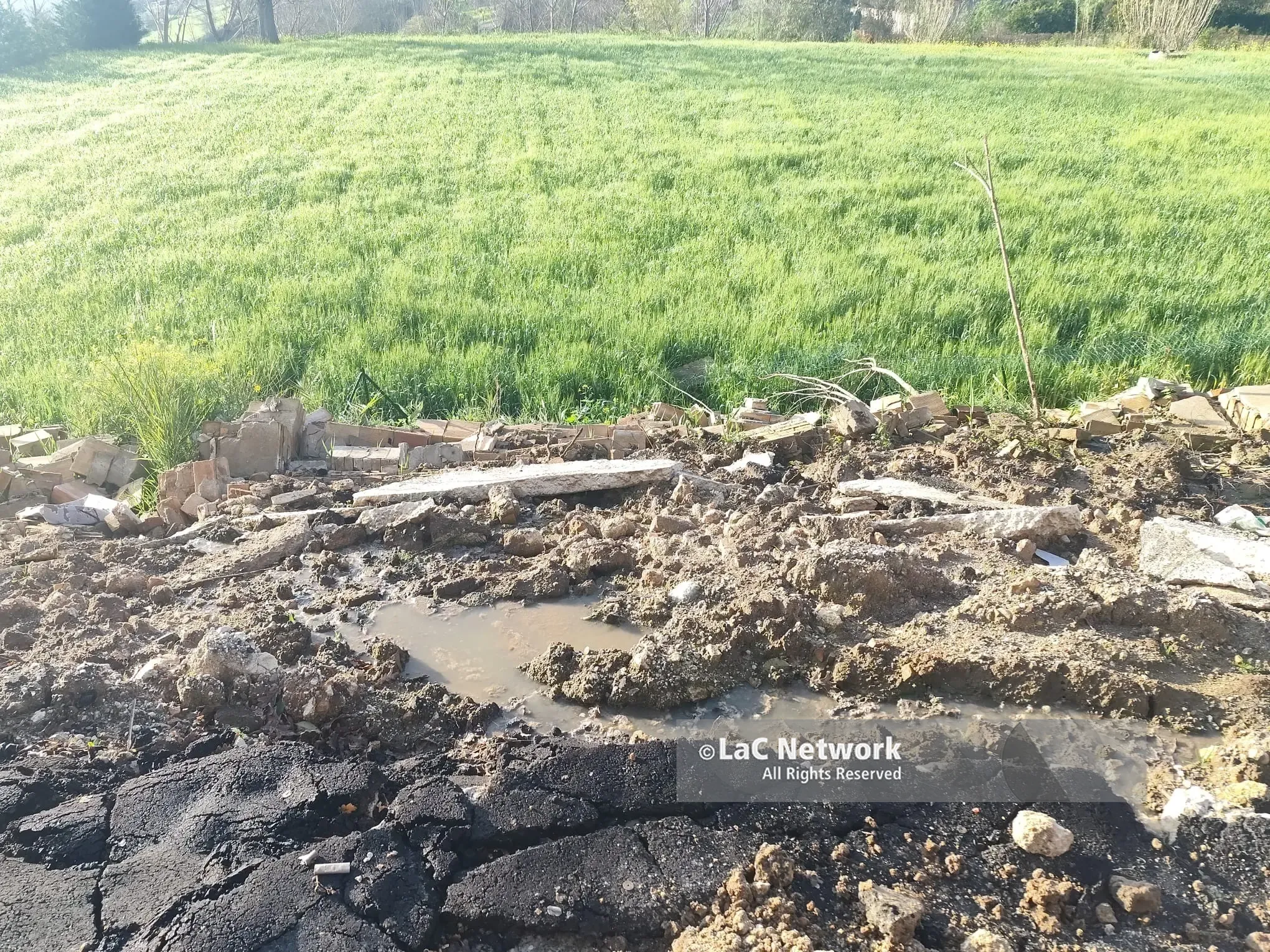 Crollo in via Coltura a Mileto, dal mese di gennaio la rete fognaria continua a scaricare a cielo aperto\u00A0\n