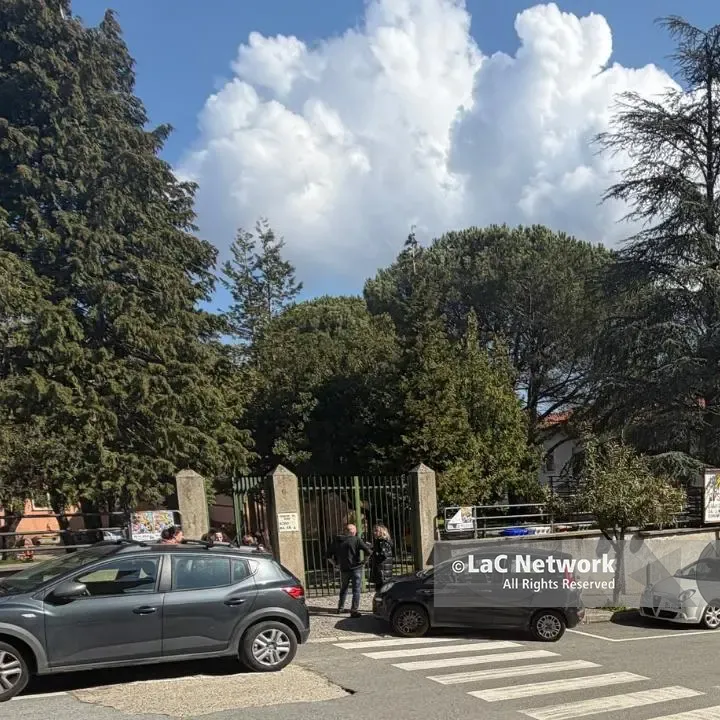 Acri, tentano di avvicinare una bambina: due donne allontanate da una scuola materna. Forze dell’ordine sul posto\n