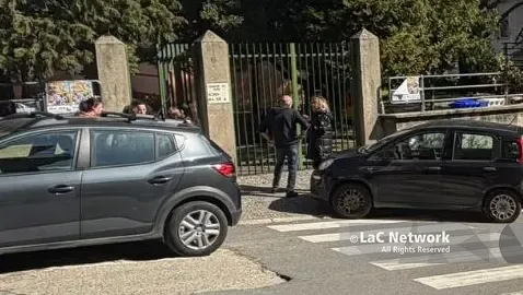 <p>Acri, <span style=\"color:hsl(0, 75%, 60%);\">tentano di avvicinare una bambina</span>: due donne allontanate da una scuola materna. Forze dell’ordine sul posto</p>