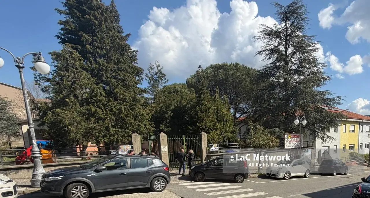 Acri, tentano di avvicinare una bambina: due donne allontanate da una scuola materna. Forze dell’ordine sul posto\n