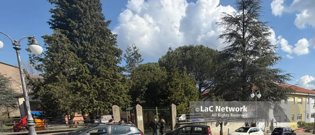 Acri, tentano di avvicinare una bambina: due donne allontanate da una scuola materna. Forze dell’ordine sul posto\n