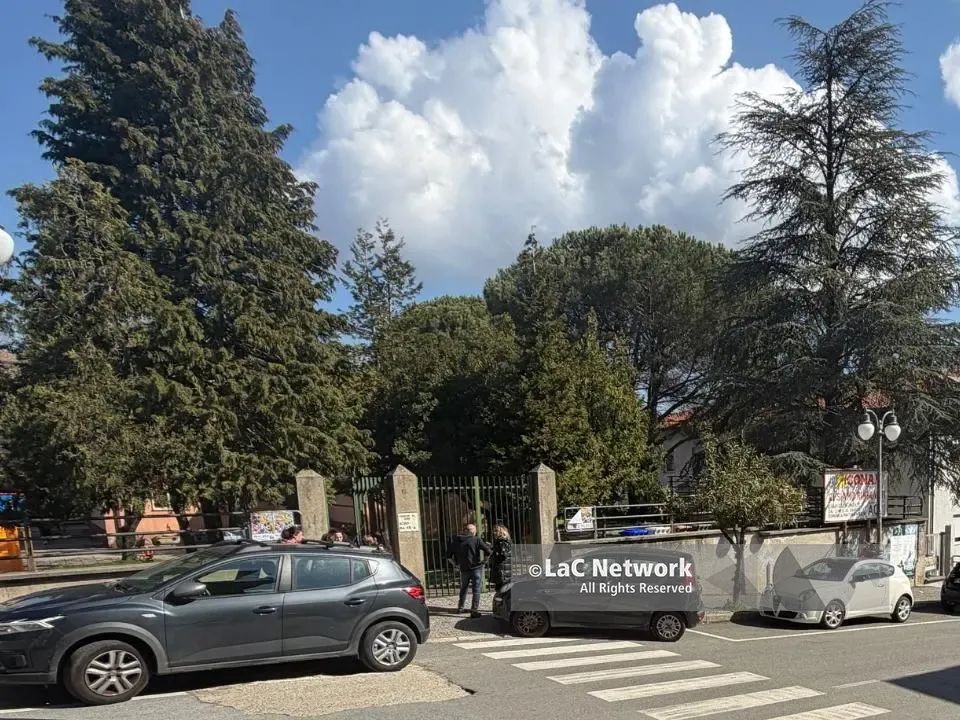 Acri, tentano di avvicinare una bambina: due donne allontanate da una scuola materna. Forze dell’ordine sul posto