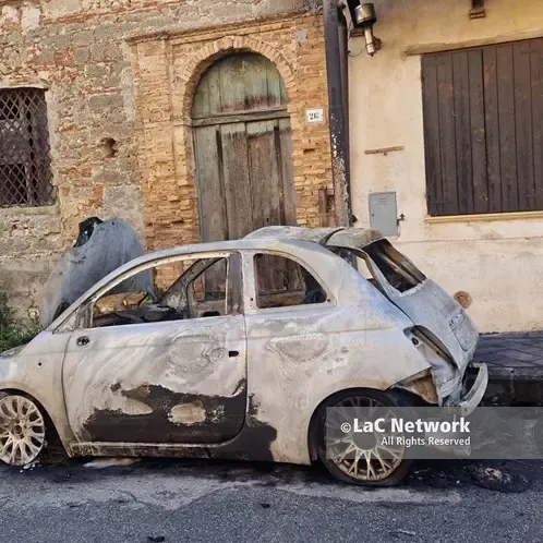 Auto in fiamme nella notte a Mileto. Il rogo a pochi metri dal Comune\n