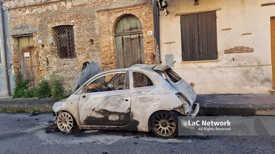 <p>La Fiat 500 distrutta dalle fiamme a Mileto</p>\\n