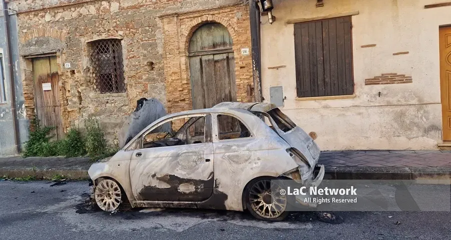 Auto in fiamme nella notte a Mileto. Il rogo a pochi metri dal Comune\n