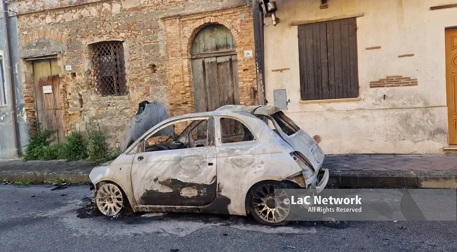 Auto in fiamme nella notte a Mileto. Il rogo a pochi metri dal Comune\n