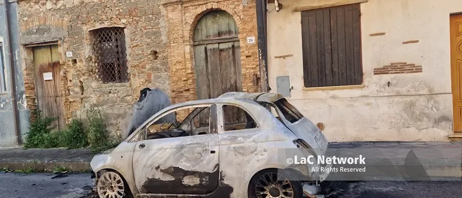 Auto in fiamme nella notte a Mileto. Il rogo a pochi metri dal Comune\n