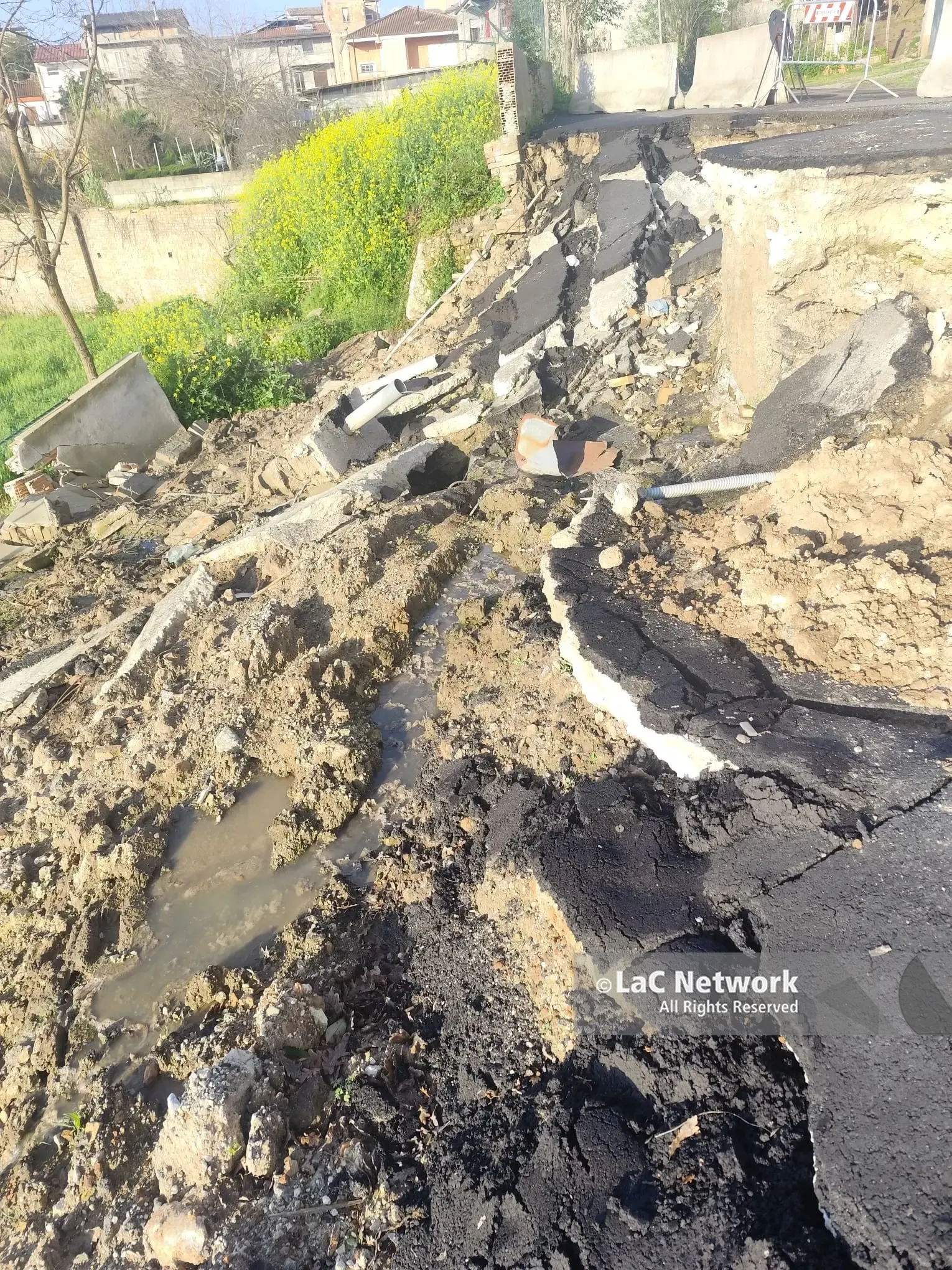 Crollo in via Coltura a Mileto, il sindaco rassicura i cittadini: «Stiamo intervenendo con i provvedimenti dovuti»\n