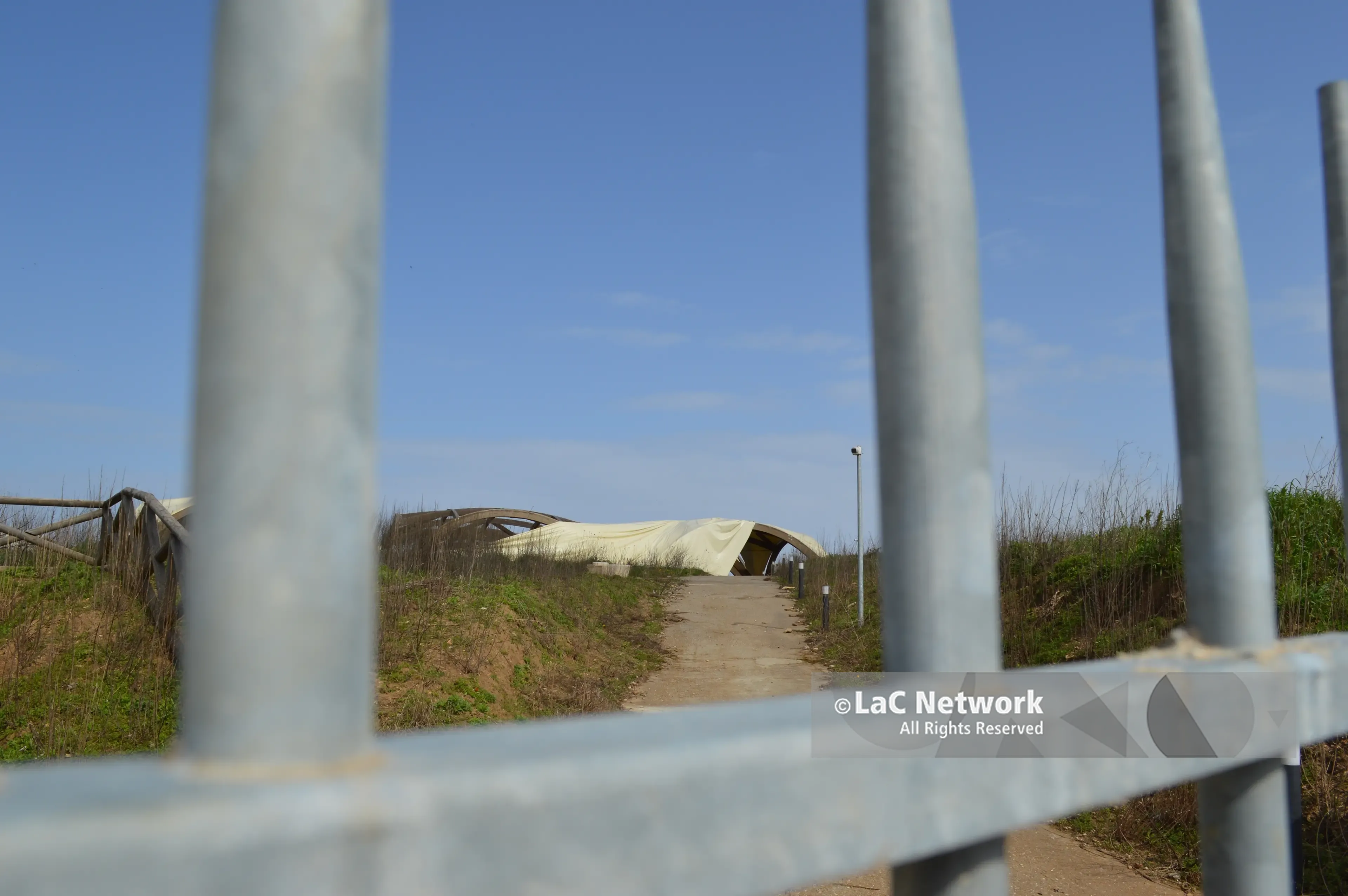 Ancora uno sfregio al Tempio del Cofino, squarciate le coperture dell’area archeologica dedicata alla dea Persefone\n
