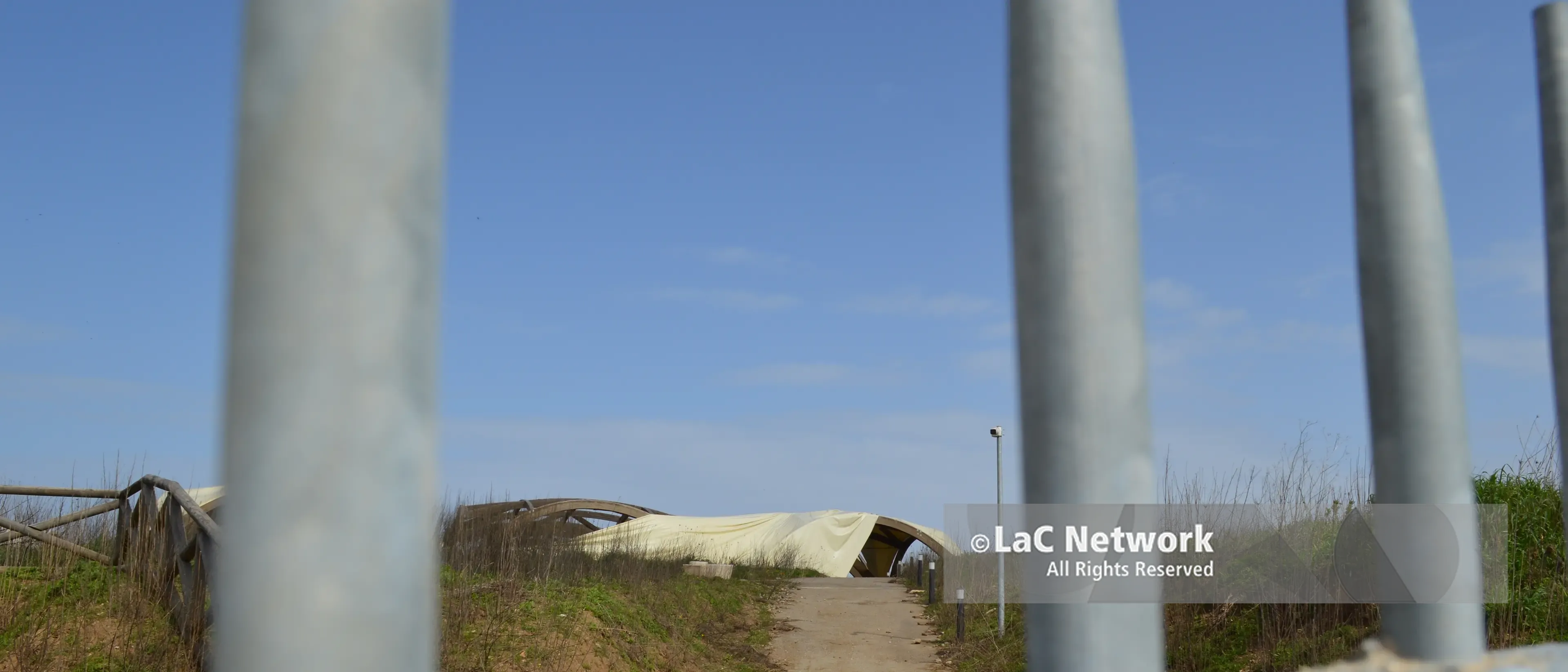 Ancora uno sfregio al Tempio del Cofino, squarciate le coperture dell’area archeologica dedicata alla dea Persefone\n