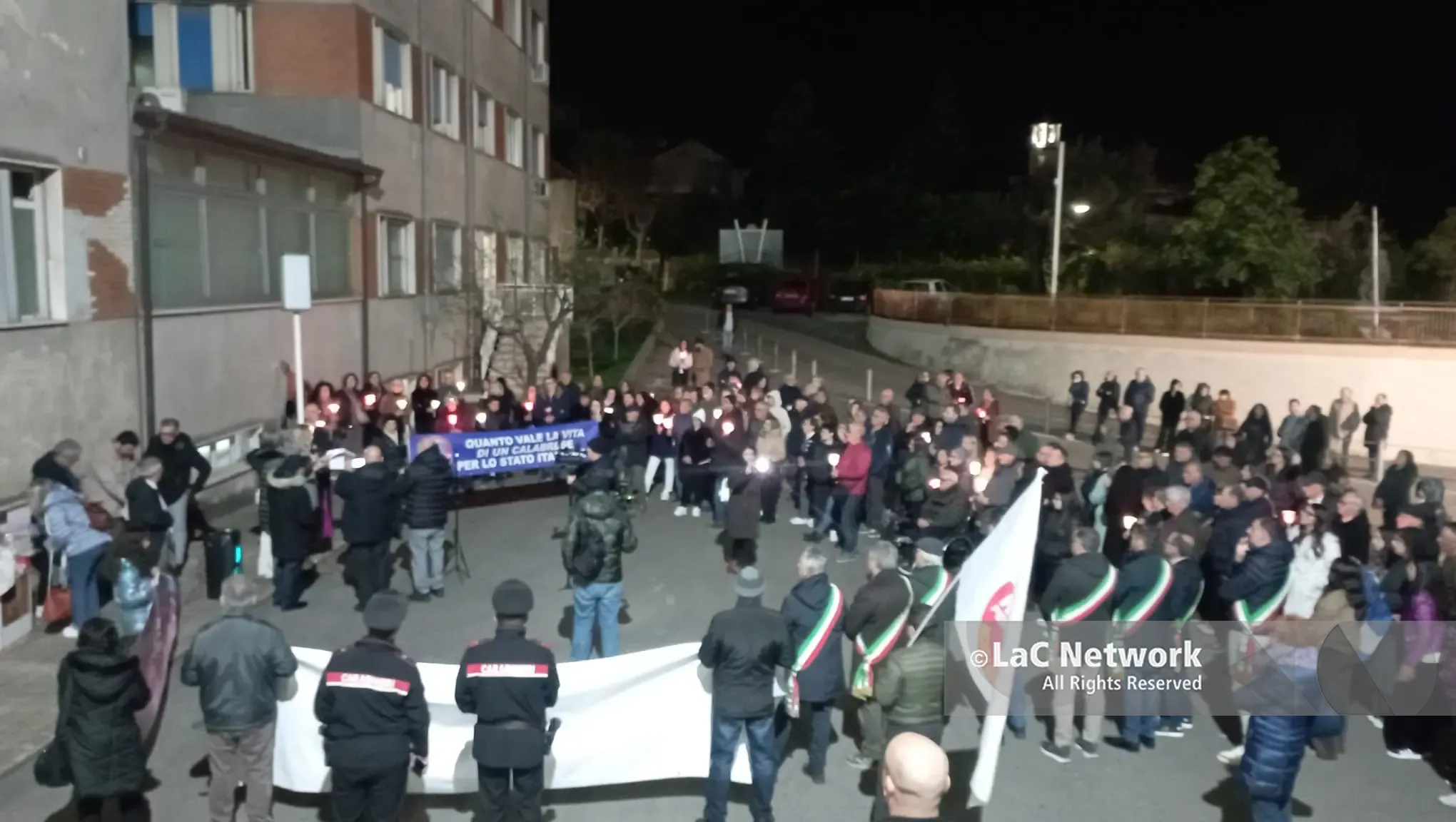 I manifestanti nel piazzale antistante l'ospedale \\\"Santa Maria degli Ungheresi\\\"