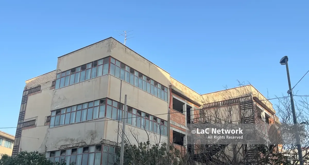 Ex scuola Ugo Foscolo in stato di perdurante abbandono, il comitato di quartiere Ferrovieri Pescatori presenta un esposto alla Procura\n