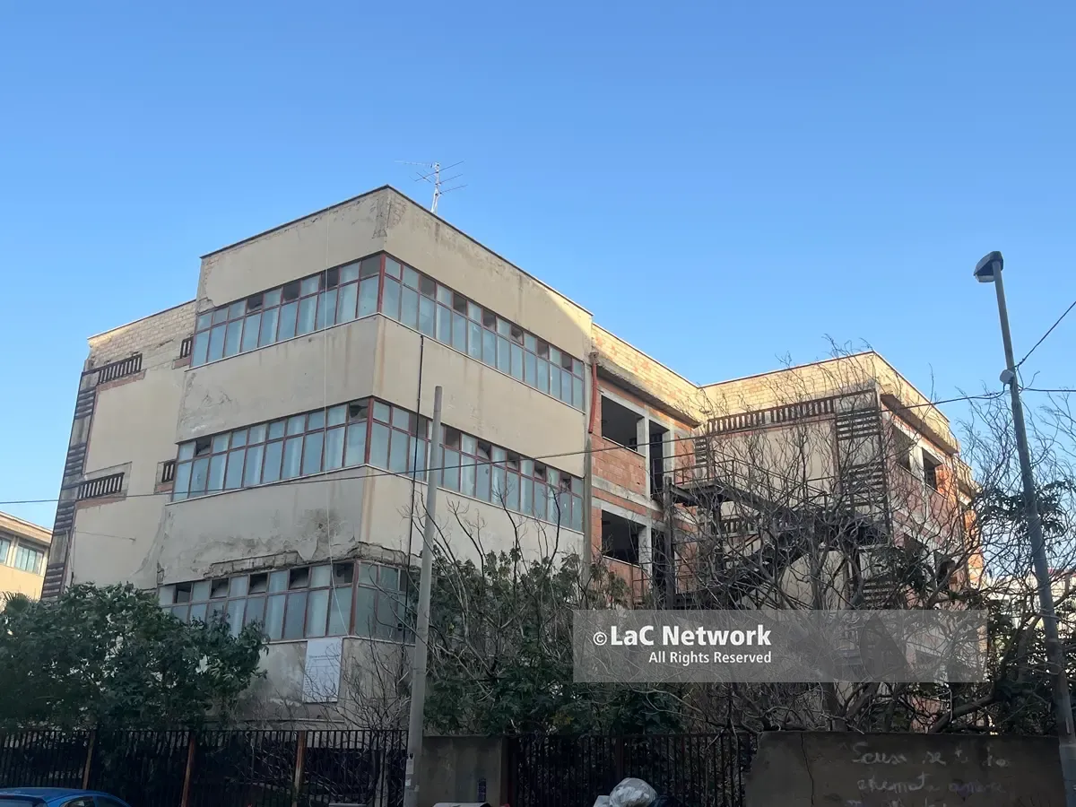 Ex scuola Ugo Foscolo in stato di perdurante abbandono, il comitato di quartiere Ferrovieri Pescatori presenta un esposto in Prefettura