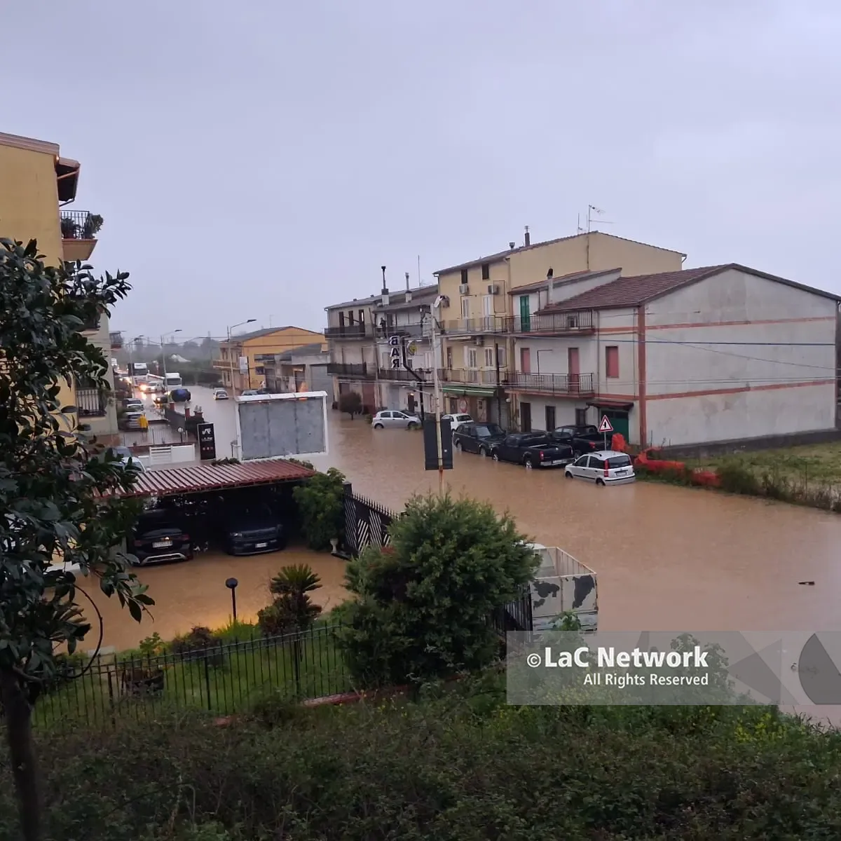 Il ciclone Jolina sferza lo Jonio: statale 106 trasformata in una piscina, disagi a Corigliano Rossano\n