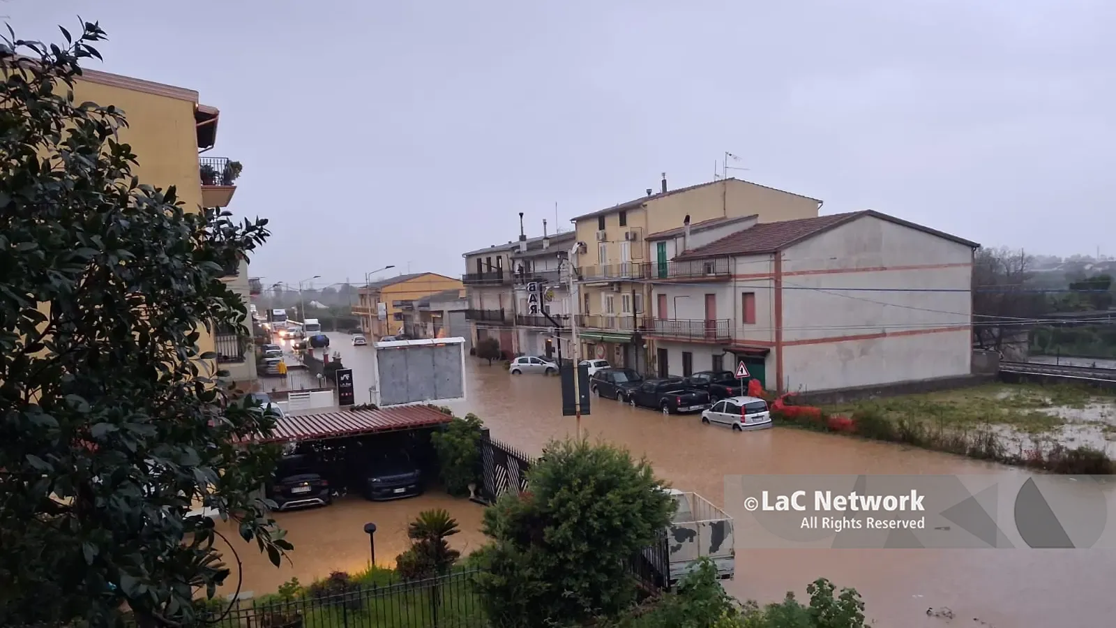 Il ciclone Jolina sferza lo Jonio: statale 106 trasformata in una piscina, disagi a Corigliano Rossano\n