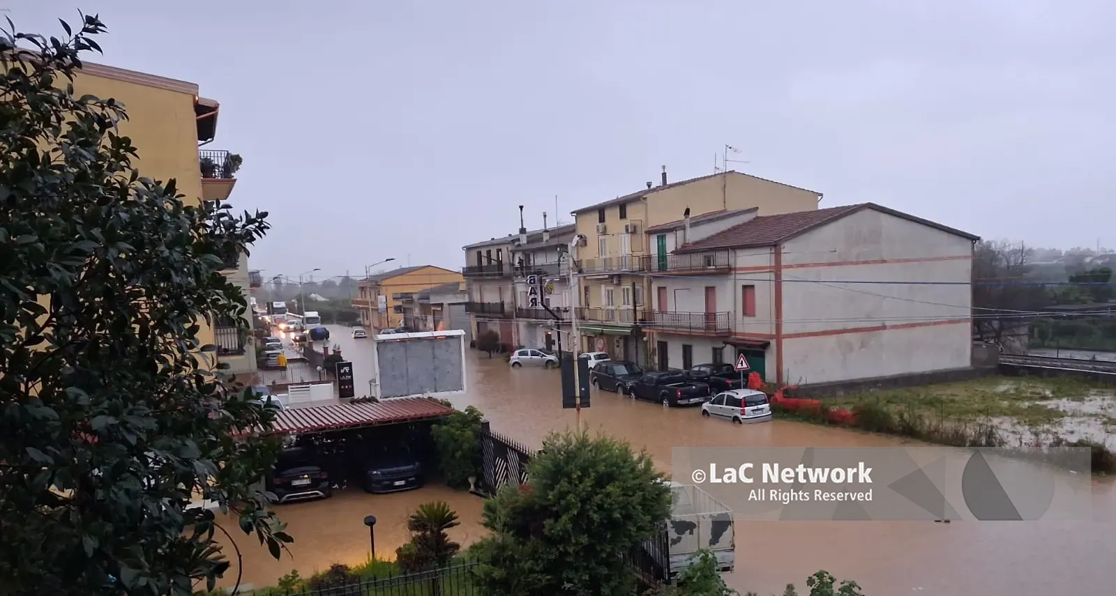 Il ciclone Jolina sferza lo Jonio: statale 106 trasformata in una piscina, disagi a Corigliano Rossano\n