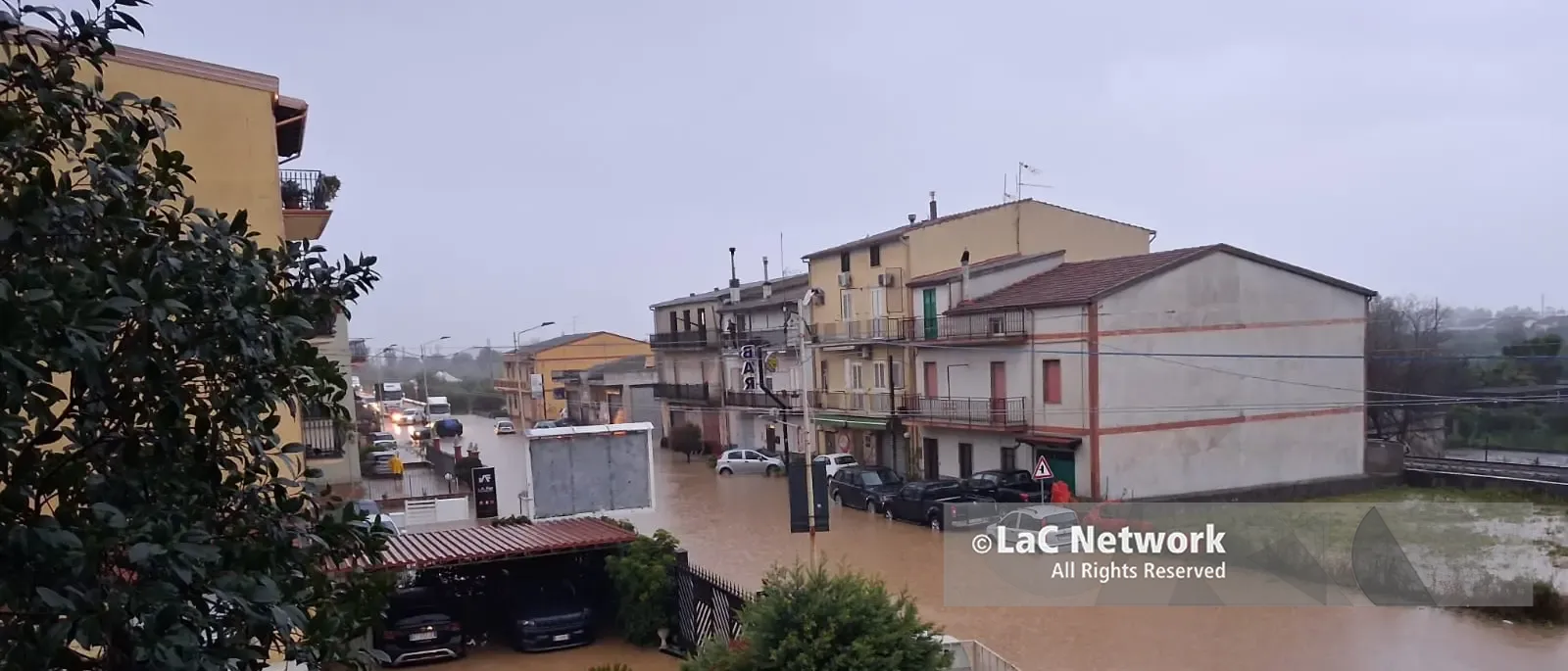 Il ciclone Jolina sferza lo Jonio: statale 106 trasformata in una piscina, disagi a Corigliano Rossano\n