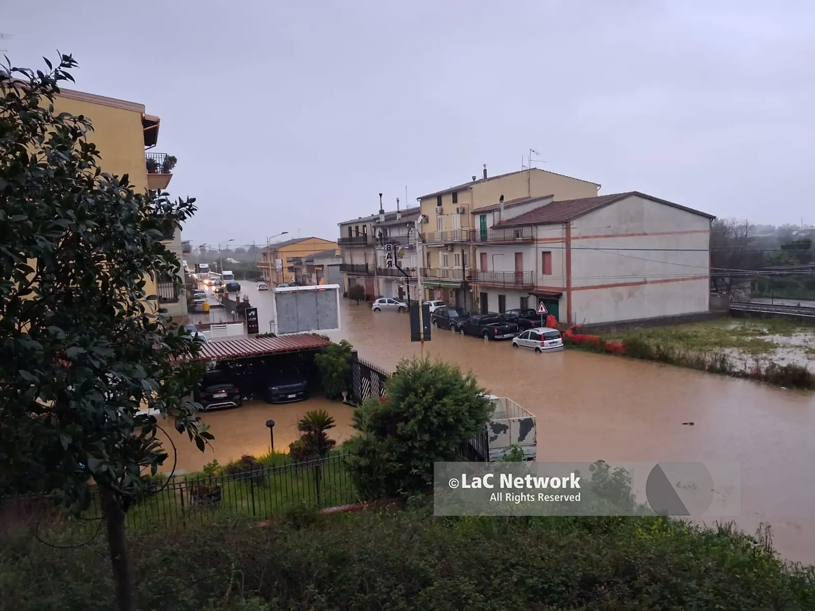 Il ciclone Jolina sferza lo Jonio: statale 106 trasformata in una piscina, disagi a Corigliano Rossano