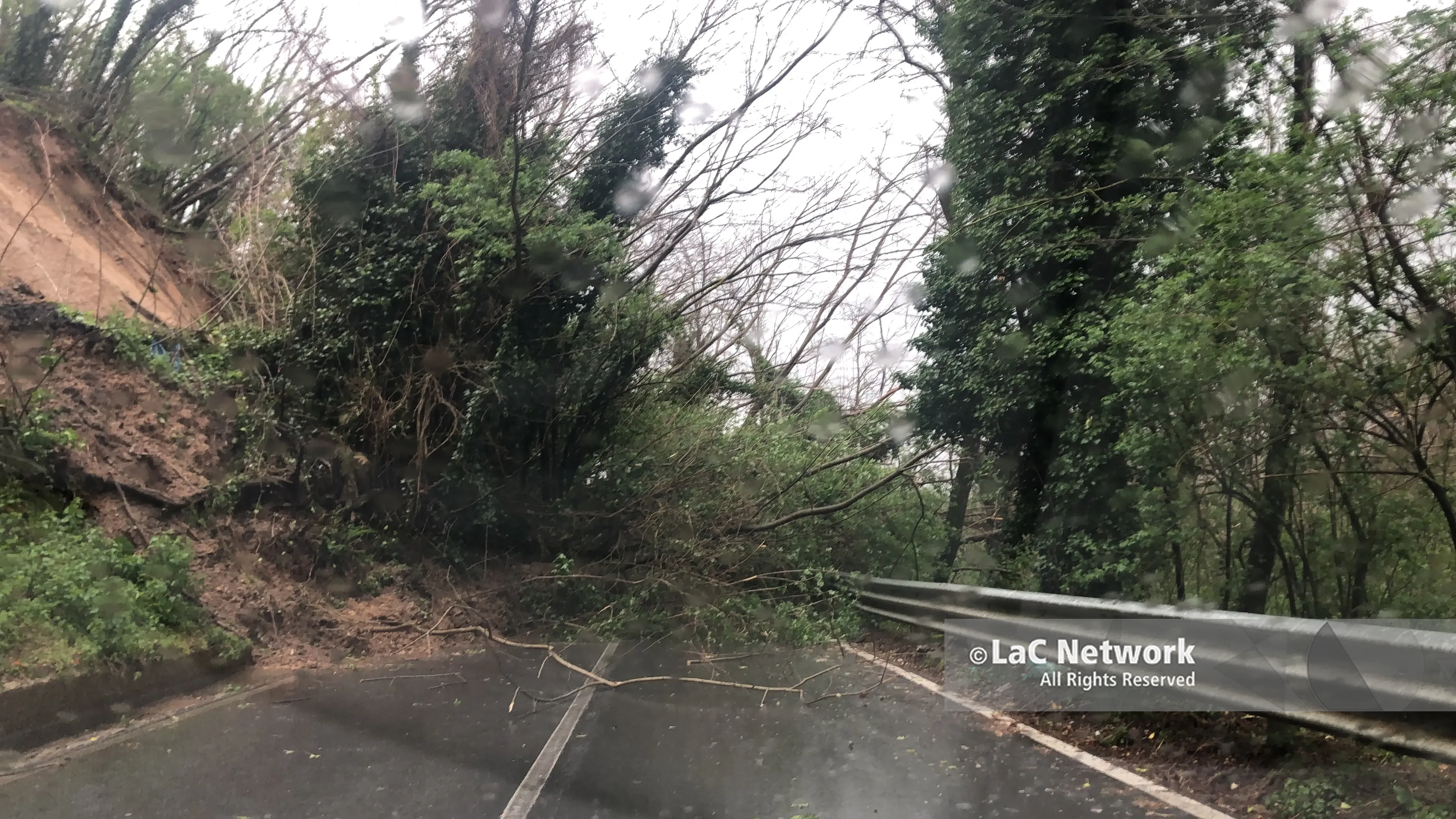 La frana lungo la statale 182 tra Serra San Bruno e Sorianello