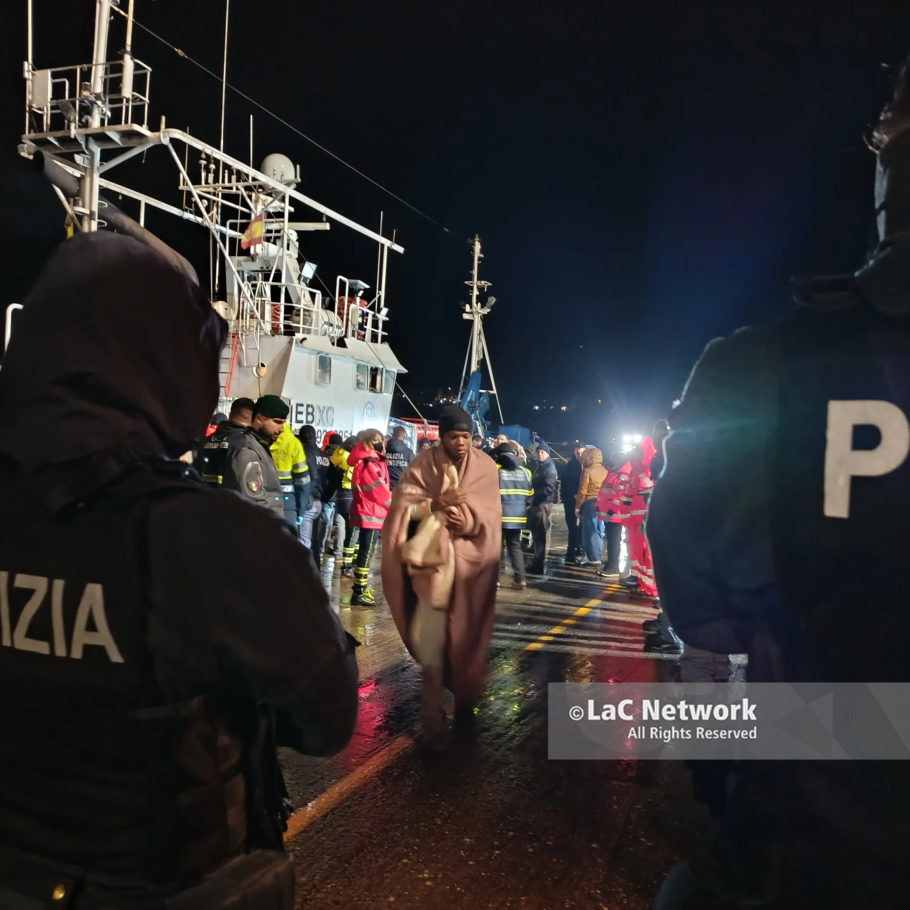 Sbarco nella notte a Vibo Marina: giunti 32 migranti a bordo della nave Aita Mari, tra loro anche un neonato\n