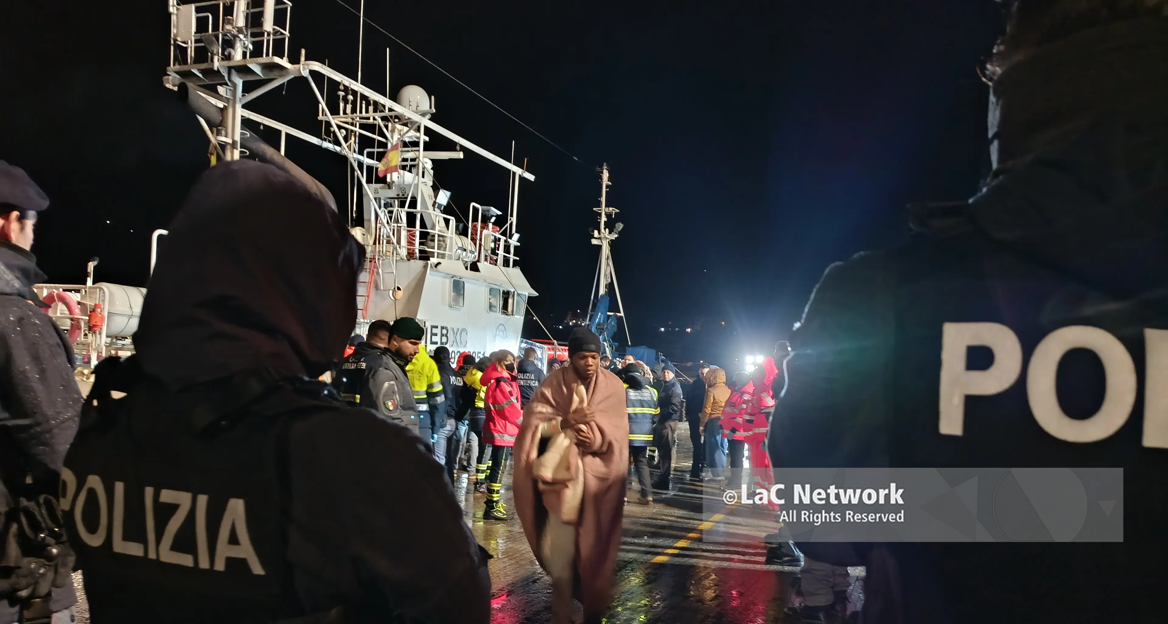 Sbarco nella notte a Vibo Marina: giunti 32 migranti a bordo della nave Aita Mari, tra loro anche un neonato\n