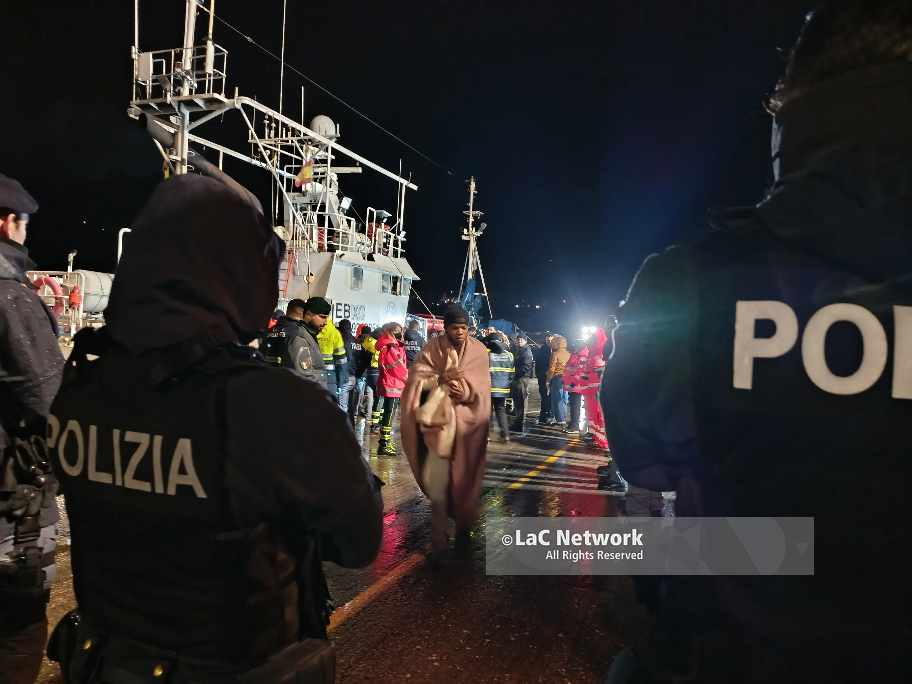 Sbarco nella notte a Vibo Marina: giunti 32 migranti a bordo della nave Aita Mari, tra loro anche un neonato\n