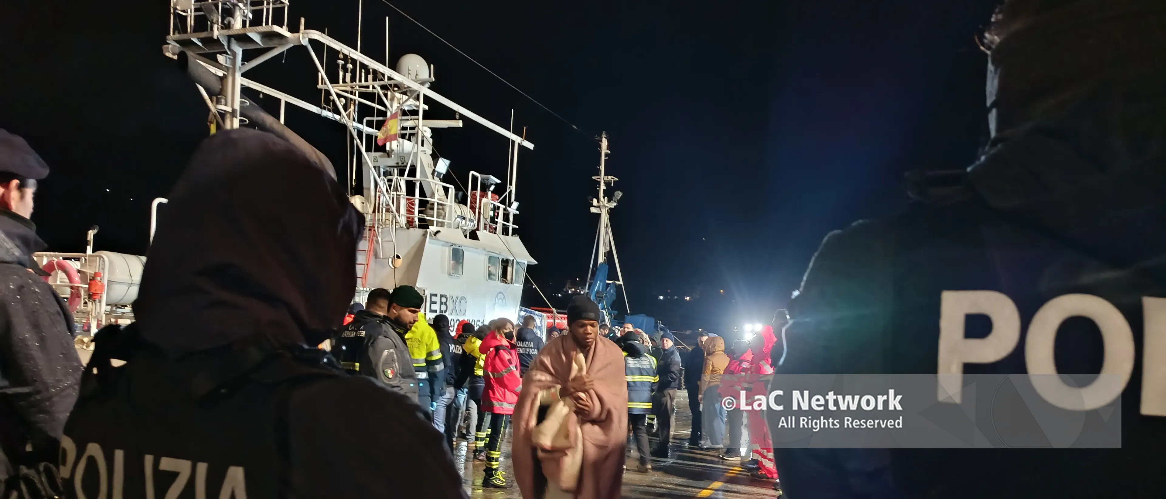 Sbarco nella notte a Vibo Marina: giunti 32 migranti a bordo della nave Aita Mari, tra loro anche un neonato\n