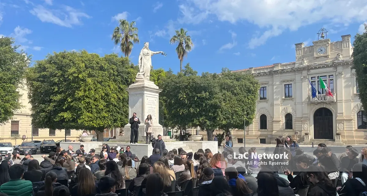 Spelling Rights, le parole che uniscono: piazza Italia a Reggio diventa agorà per riflettere e contrastare insieme le discriminazioni\n