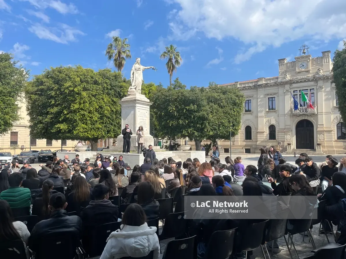 Spelling Rights, le parole che uniscono: piazza Italia a Reggio diventa agorà per riflettere e contrastare insieme le discriminazioni\n