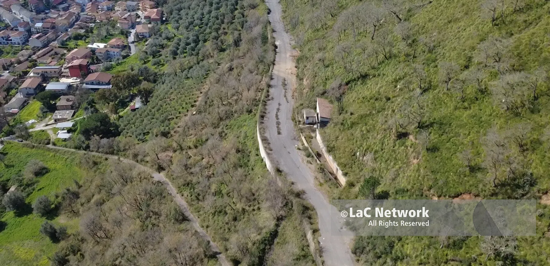 Un tratto della Tangenziale est visto dall'alto, sullo sfondo l'abitato di Stefanaconi