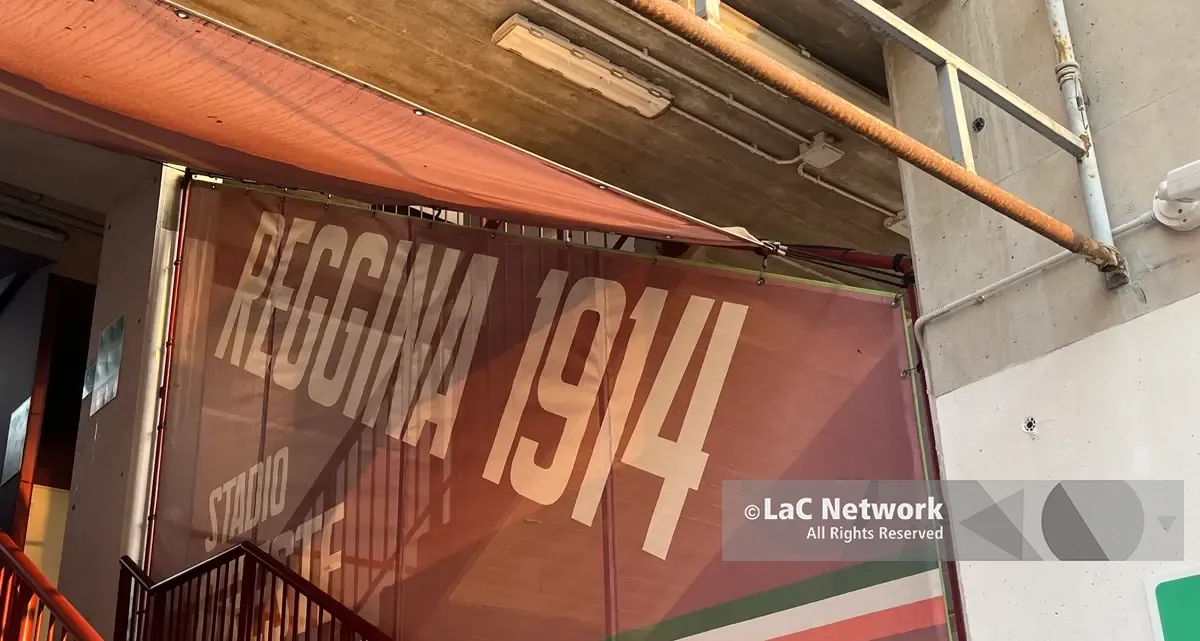 <p>Reggina, niente scosse dopo la sconfitta con l’Acireale: il club sceglie la linea della continuità</p>