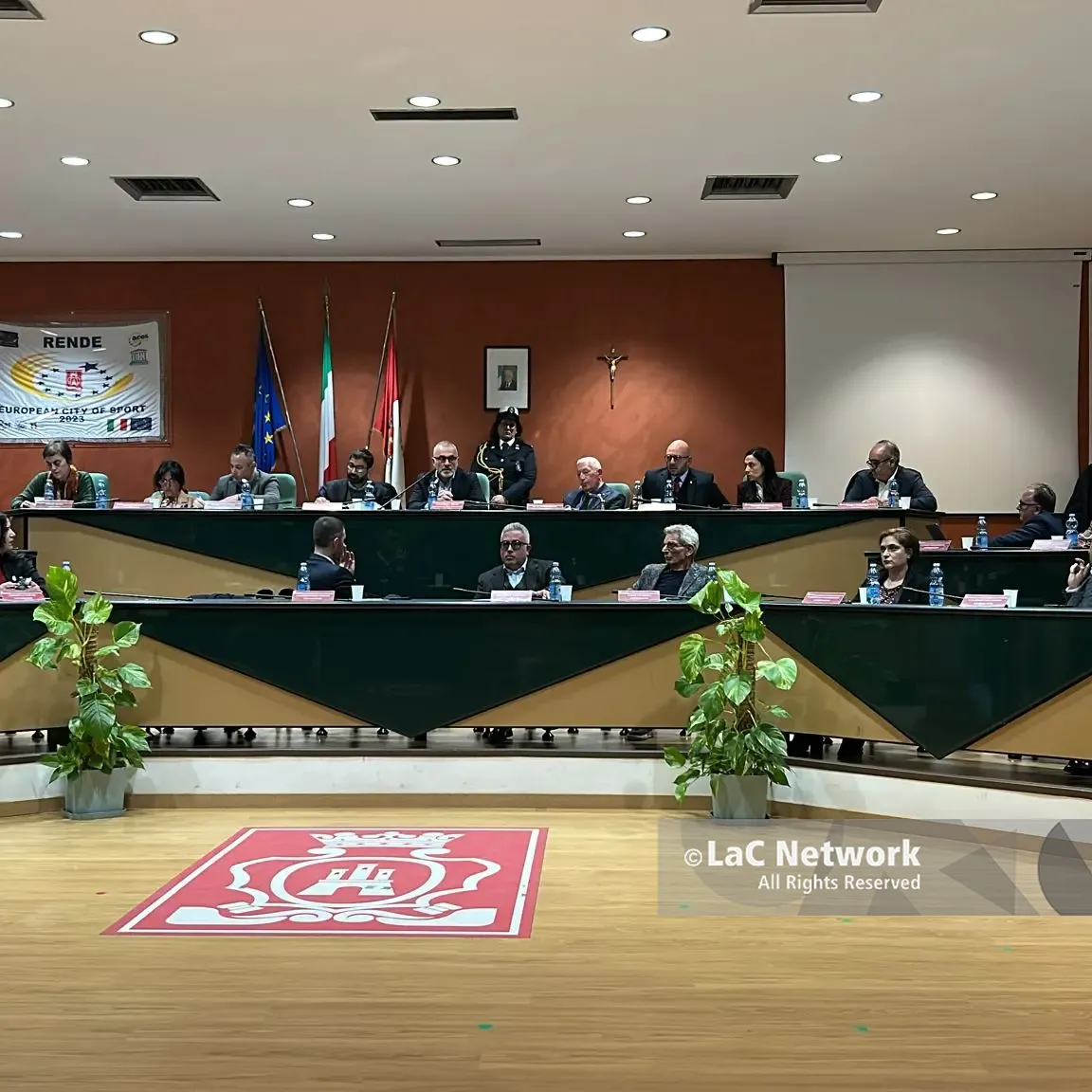 Rende, la maggioranza replica a Ghionna: «Nessun metro cubo in più, tutte le pratiche rispettano il Piano regolatore»\n