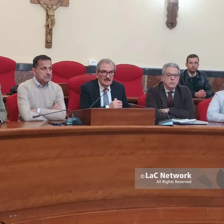 <p>Vibo, quattro anni per la delocalizzazione dei depositi costieri. Il sindaco: «Siamo soddisfattissimi»</p>