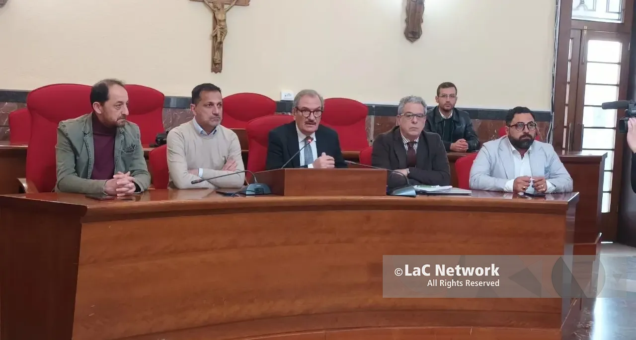 L’Autorità portuale “invita” la Meridionale petroli a delocalizzare entro quattro anni, il sindaco Romeo: «Vittoria della nostra azione diplomatica»\n