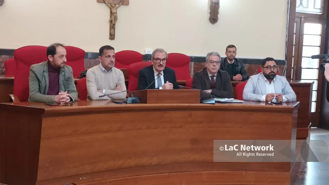 L’Autorità portuale “invita” la Meridionale petroli a delocalizzare entro quattro anni, il sindaco Romeo: «Vittoria della nostra azione diplomatica»\n