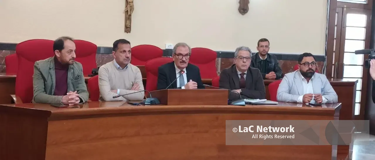 L’Autorità portuale “invita” la Meridionale petroli a delocalizzare entro quattro anni, il sindaco Romeo: «Vittoria della nostra azione diplomatica»\n